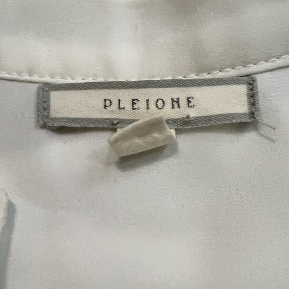 White, v-neck, Pleione top. Relaxed fit, tunic length with adjustable sleeves. - Picture 5 of 9